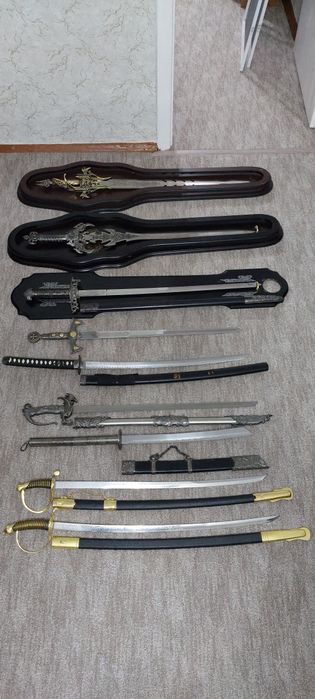 Продам мечь металлический, сувенирный.