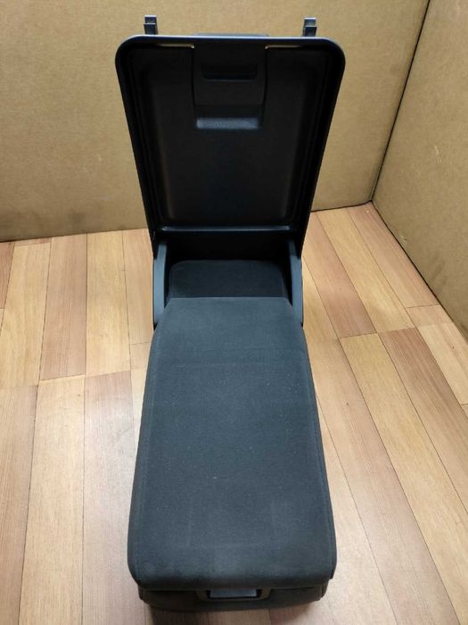 Продам Подлокотник задний Toyota Windom 20 / 21