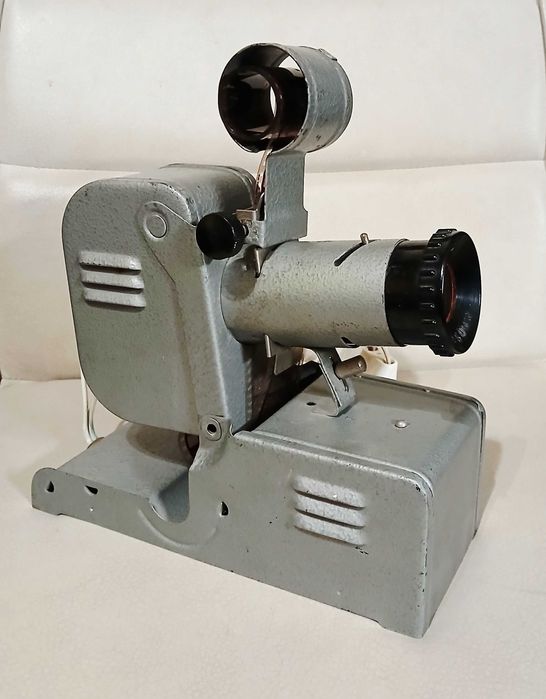 Прожекционен апарат с пет филмчета