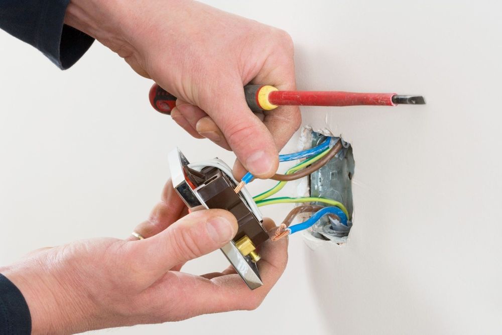 Electrician instalații rapid și convenabil
