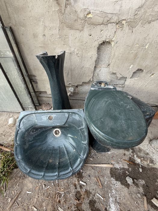 Продам унитаз, раковину и зеркало