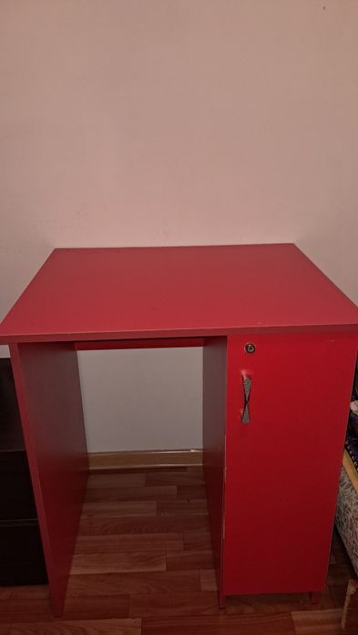 Продам  красный стол