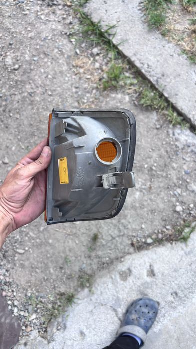 Поворотник правый оригинал  на w 124