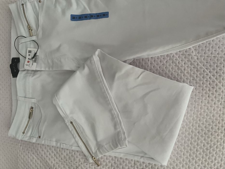 Бели дънки със златист цип