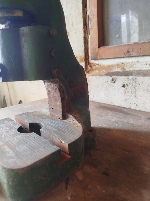 Винтова преса с чугунен корпус