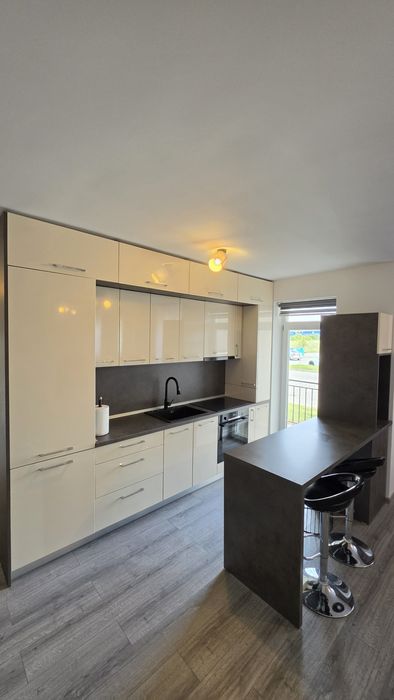Apartament 3 camere 2 băi, bloc nou, mobilat și utilat complet.