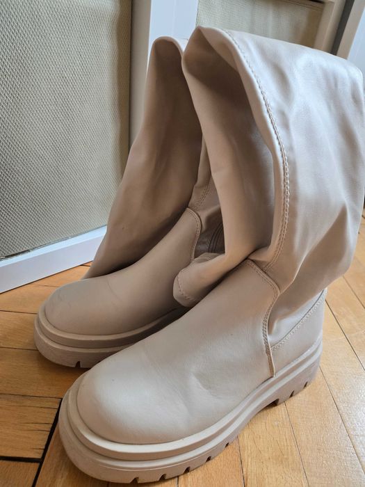 Високи ботуши цвят екрю