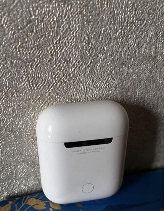 Оригинал AirPods (кейс + левое ухо)