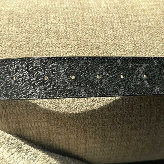 Curea Louis Vuitton Monogram LV Neagră, din Piele Texturată