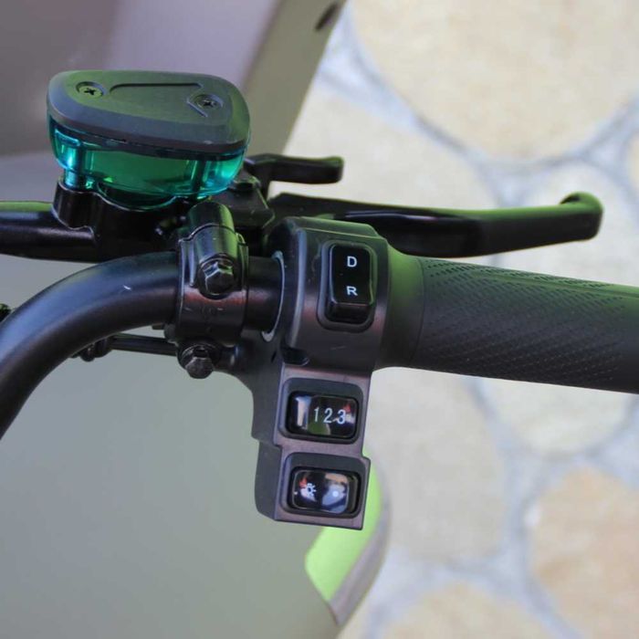 Триместна електрическа триколка Max Motors LUXURY BUS Ivori White