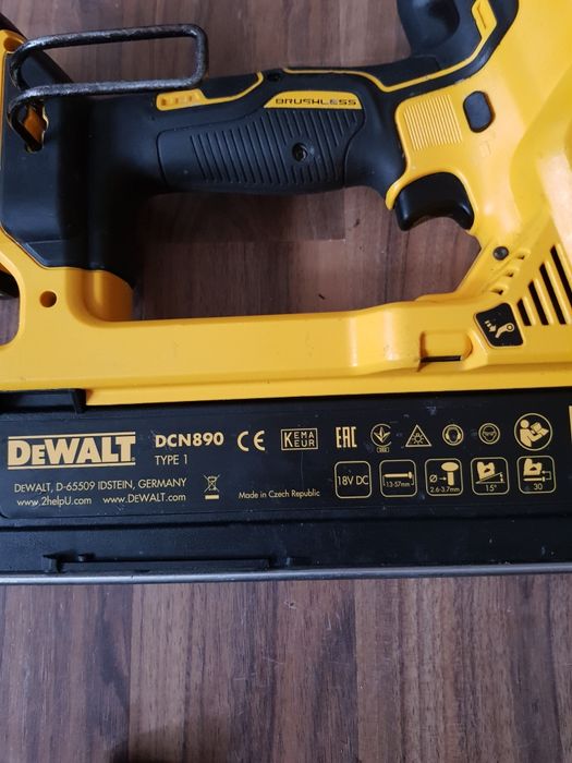 Pistol de bătut cuie în beton Dewalt DCN 890
