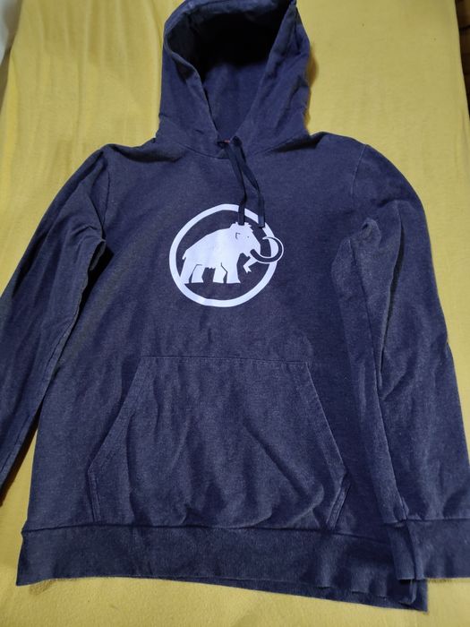 Продавам два суичера