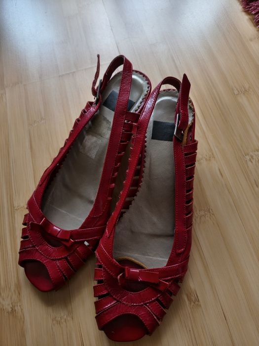 Vând sandale culoarea roșie,piele ,nr.37!