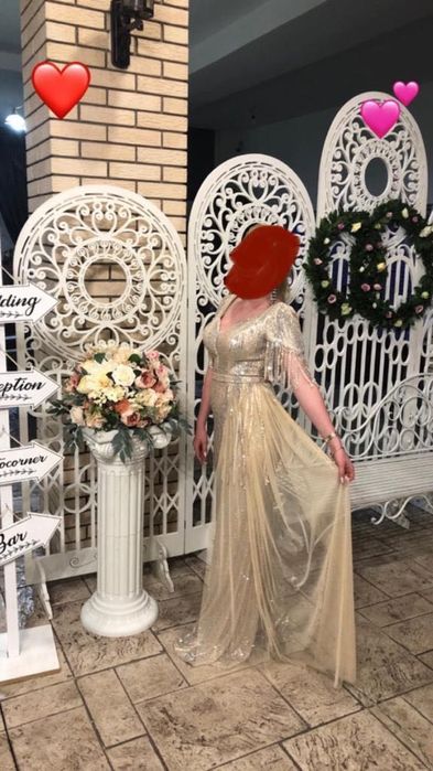Rochie lungă elegantă aurie cu paiete și franjuri