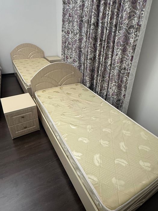 2 кровати с матрасом и с тумбой