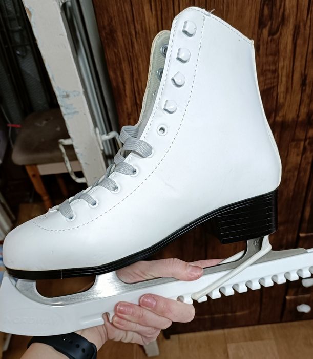 Продам коньки (размер 40)