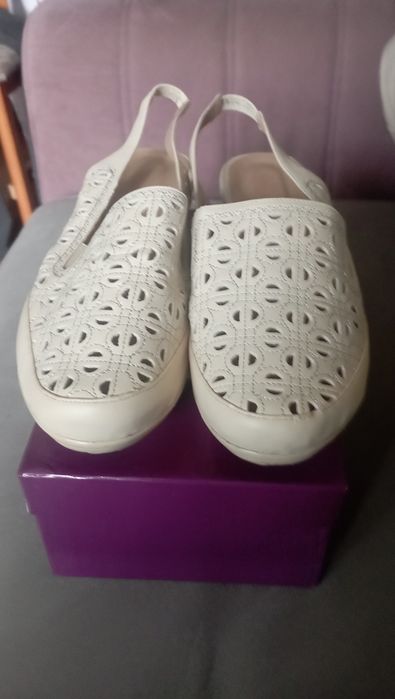 Продаю новые босоножки.