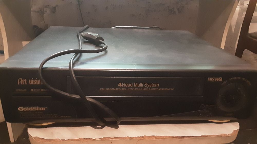 Видеомагнитофон. 10000.  Торг.