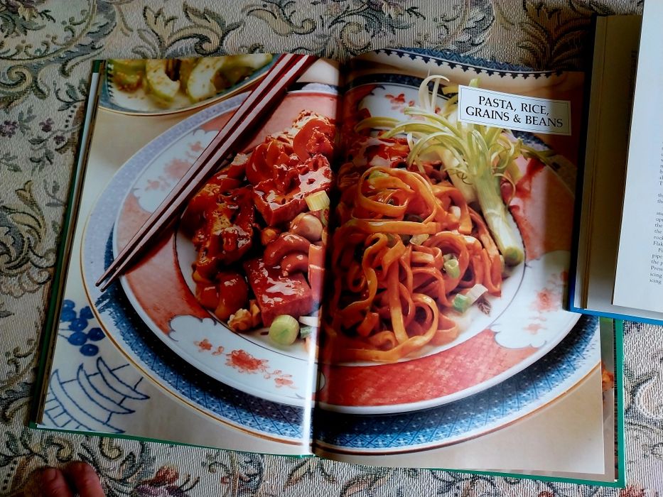 Family favorites + Chocolate novelty cook books - готварски книги на английски език