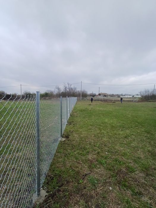 Изграждане на огради с циментови колове, оградна мрежа