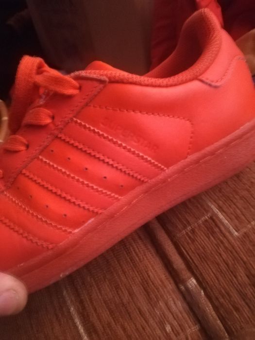 Vând adidași superstar