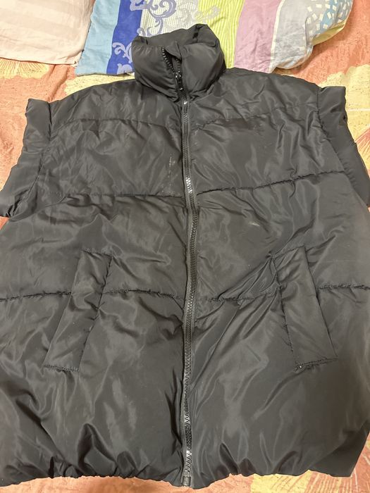 Пуховик черный с короткими рукавами