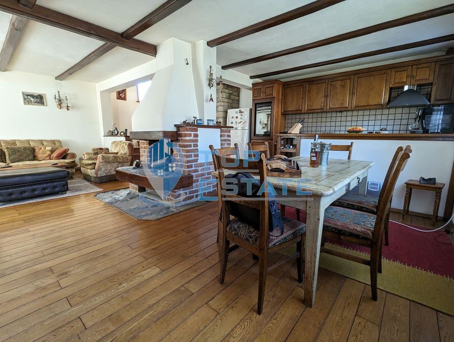 Двуетажна масивна къща в автентичен стил в близост до град Трявна