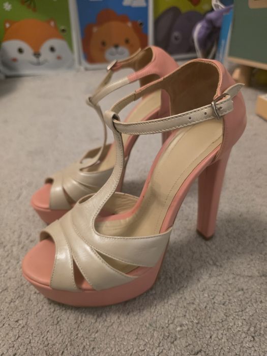 Vand sandale superbe  din piele naturala  marimea 37 purtate o singura data