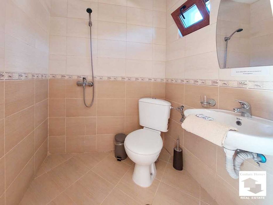 116249 Къща с 8 спални, механа и добре аранжиран двор в с. Емен