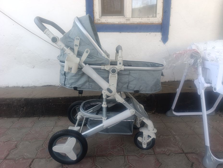 Коляска и столик для кормления