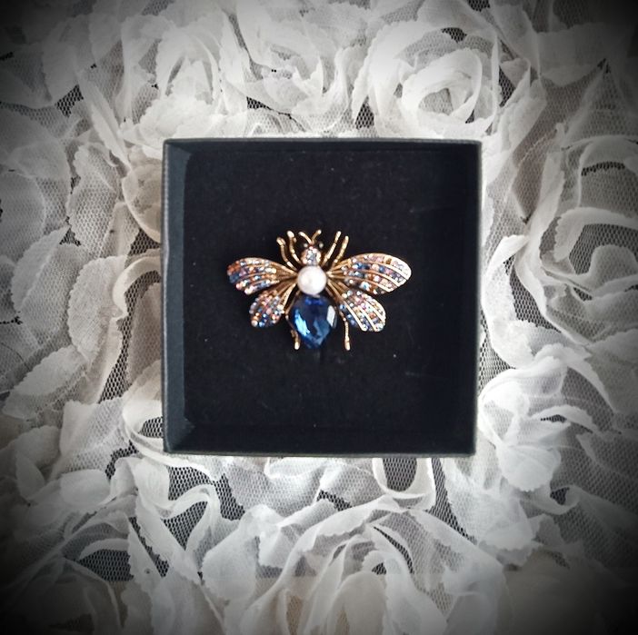 Брошки в луксозна кутия