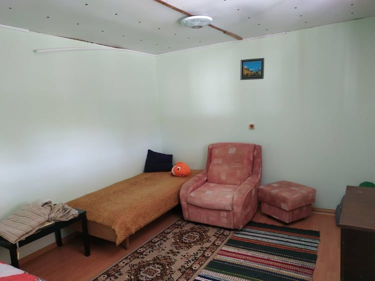 Дворно място с фургон