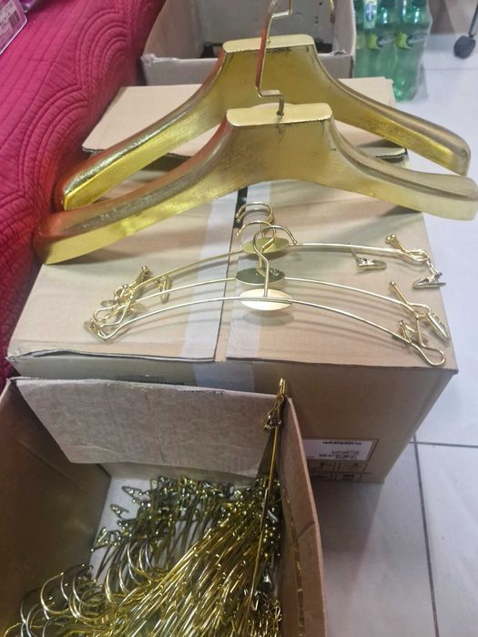 Продават се закачалки за дрехи