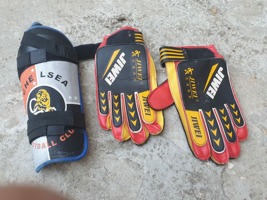 Manusi portar și tibiere