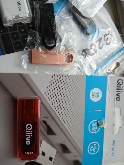 Stick 16 gb cu muzica
