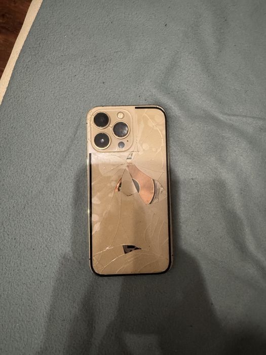 Продавам iPhone 13 Pro в златист цвят