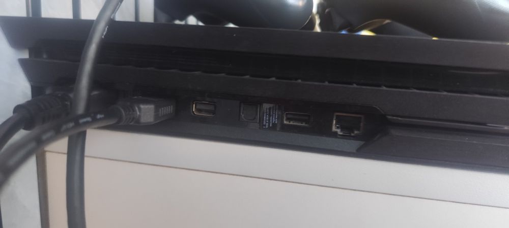 Продам PS 4 PRO.