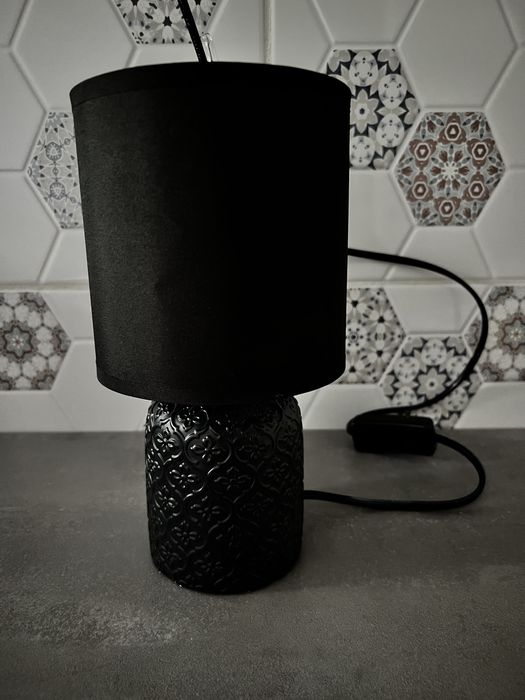 Vând 2 veioze negre, fiecare se vinde cu bec.