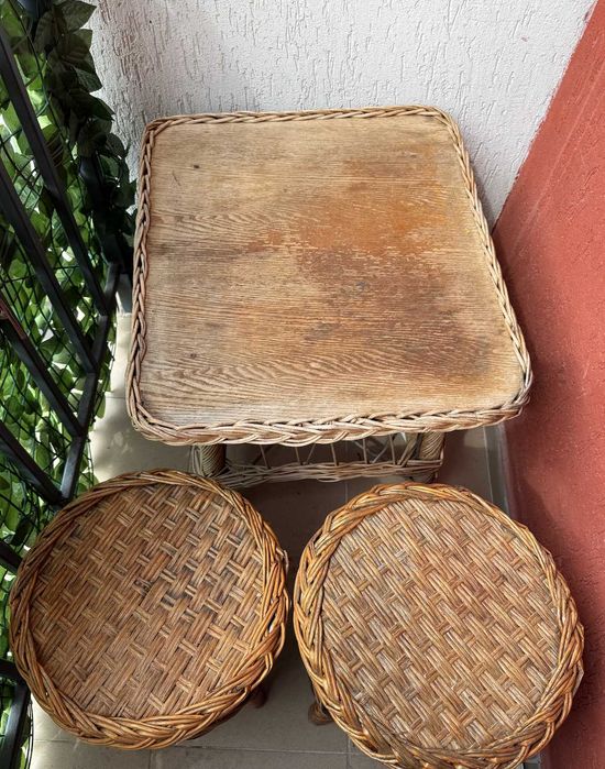Masă împletită din răchită + 2 scaune, lucrată manual.