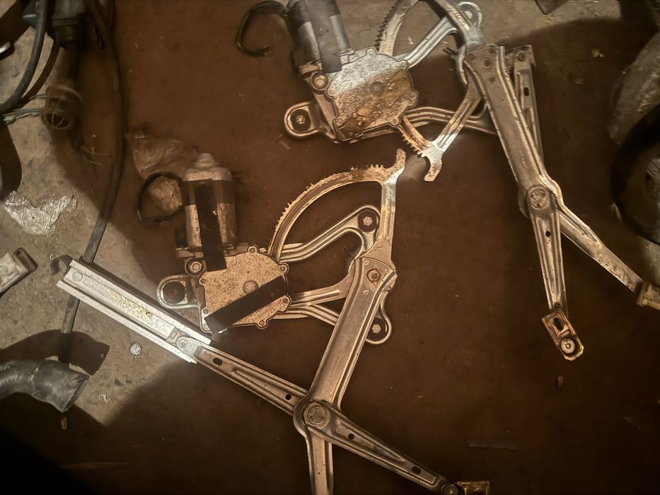 W124 мерседес бенз падёмник левый правый