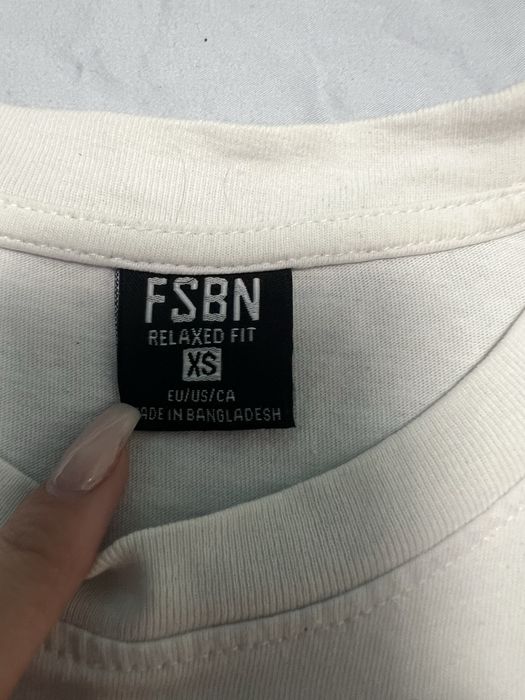 Бела мъжка тениска