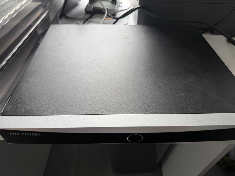 Vand NVR Hikvision DS‑7616NXI‑I2/16P/4S – 16 canale, 16 PoE, AcuSense 4S – Second-hand, funcțional – HDD 4TB inclus
