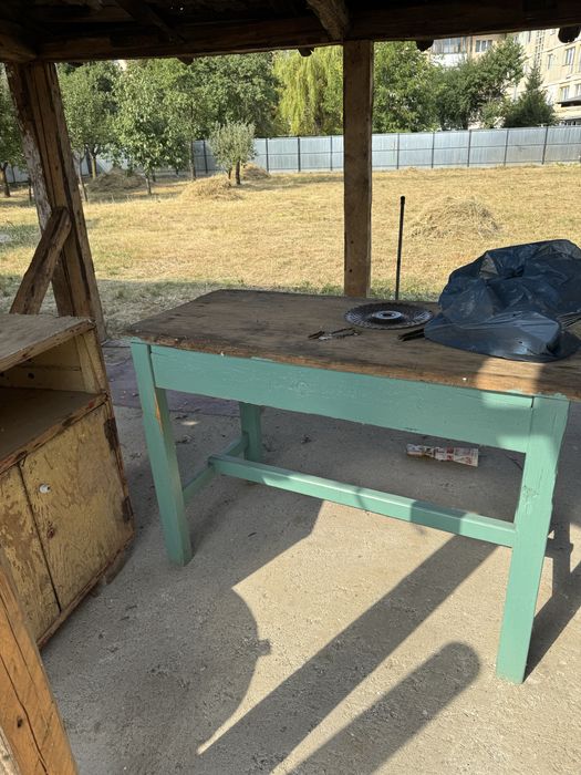 Mobilier vechi de 100 ani