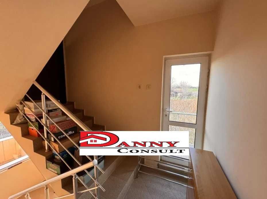 Триетажна новопостроена къща в с. Първомайци