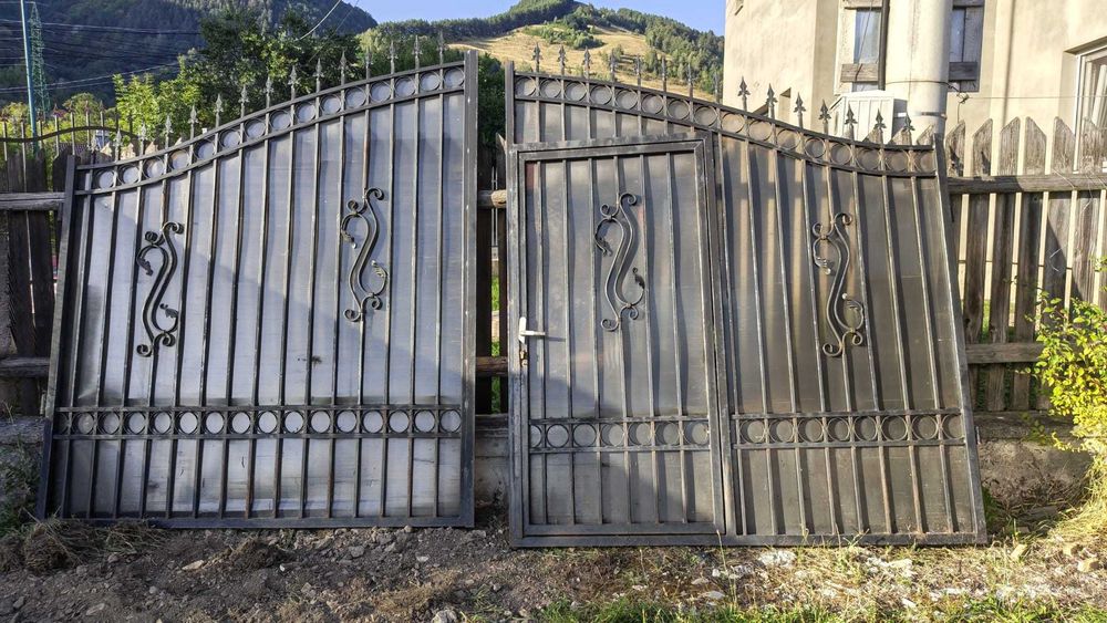 Vând porți metalice