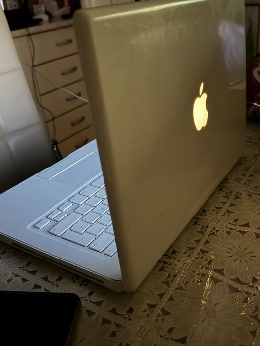 Macbook apple Чупен дисплеи