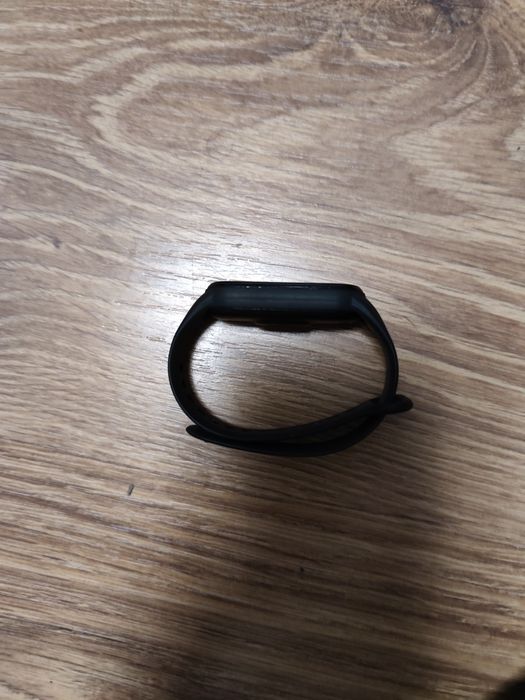 Mi Smart Band 5 с леко одраскано стъкло