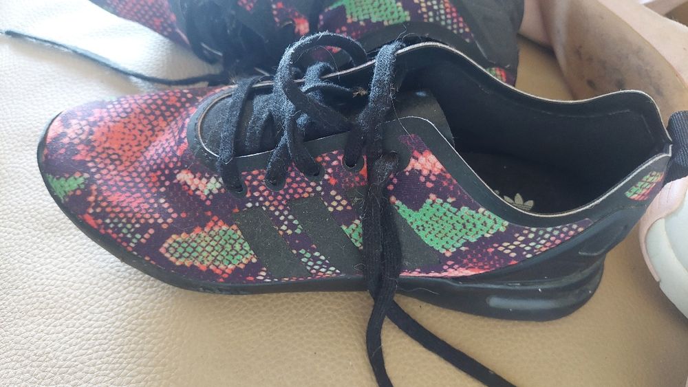 Маратонки Adidas не са носени