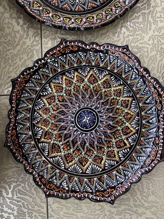 Qo‘lda ishlangan sopol lagan – milliy naqshlarda