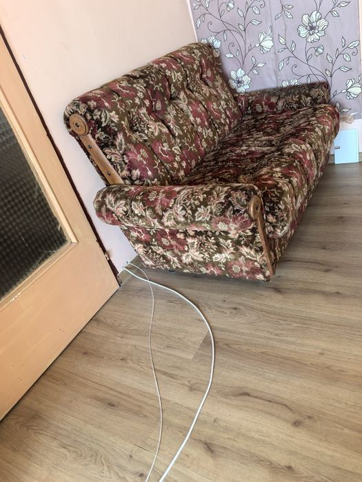 Разтегателен диван. здрав от едно време, качество.